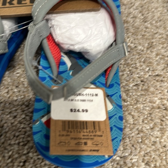 Reef boys 11/12 shark flip flops - Picture 4 of 5